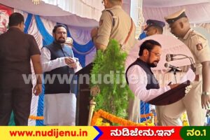 ವೇದಿಕೆಯಲ್ಲಿ ಕತ್ತಲು; ಮೊಬೈಲ್ ಟಾರ್ಚ್ ಆನ್ ಮಾಡಿ ಸ್ವಾತಂತ್ರ್ಯ ದಿನದ ಭಾಷಣ ಓದಿದ ಸಚಿವ ಲಕ್ಷ್ಮಣ ಸವದಿ!​​